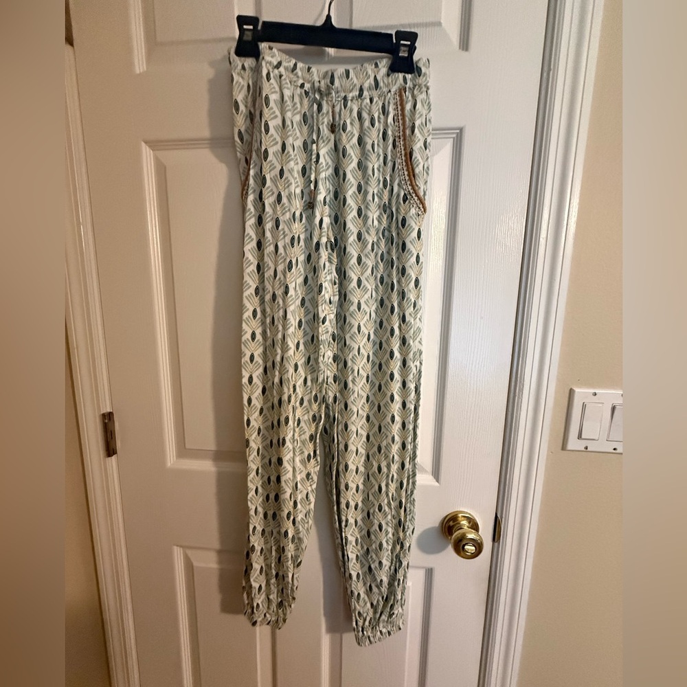 Flowy pants with ankle cuff